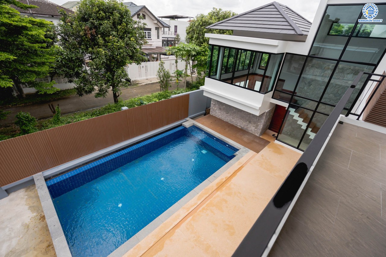 บ้านมือสองตกแต่งใหม่ ม.ซอย พหลโยธิน56 พหลโยธิน บ้านเดี่ยวหลังใหญ่ ภายในตกแต่งหรูหรา บนเนื้อที่เยอะถึง 98.60 ตร.ว. 3 ห้องนอน 3 ห้องน้ำ 2 ที่จอดรถ บรรยากาศเป็นส่วนตัว พร้อมมีสระน้ำในตัว บนพื้นที่กว่า 430 ตร.ม. บนทำเลที่ดี เชื่อมต่อถนน พหลโยธิน, ลำลูกกา, วิภาวดี-รังสิต เดินทางสะดวกใกล้รถไฟฟ้า สถานี "แยก คปอ, คูคต"